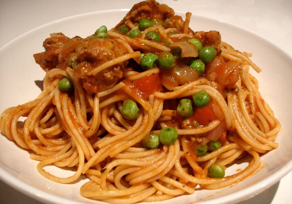 spaghetti-with-hot-italian-sausage-and-roasted-red-peppers-the-hungry-hutch